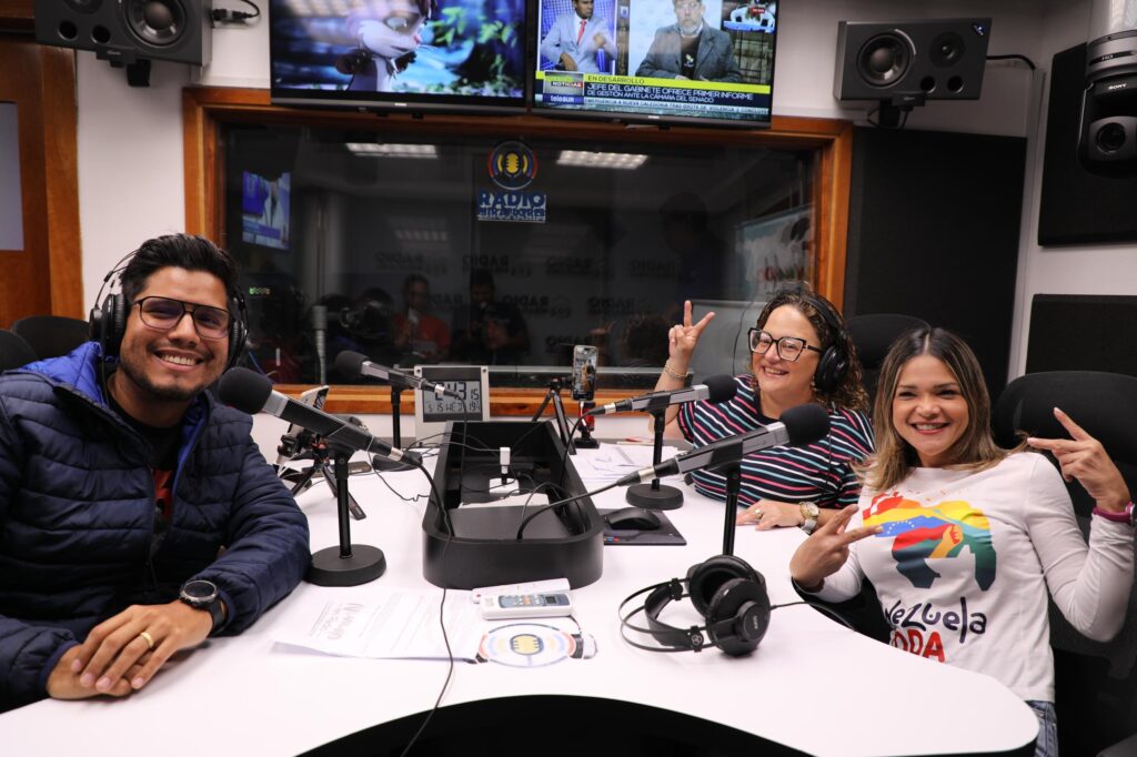 Este miércoles, se estrenó en Radio Miraflores un segmento dedicado a los avances del Vértice 7 de la Gran Misión Venezuela Mujer (GMVM), Verde, Ecologista y Animalista, como parte del programa “Somos Nevado en Radio”, conducido por la presidenta de Misión Nevado, Maigualida Vargas junto al legislador Jonathan Sayago.