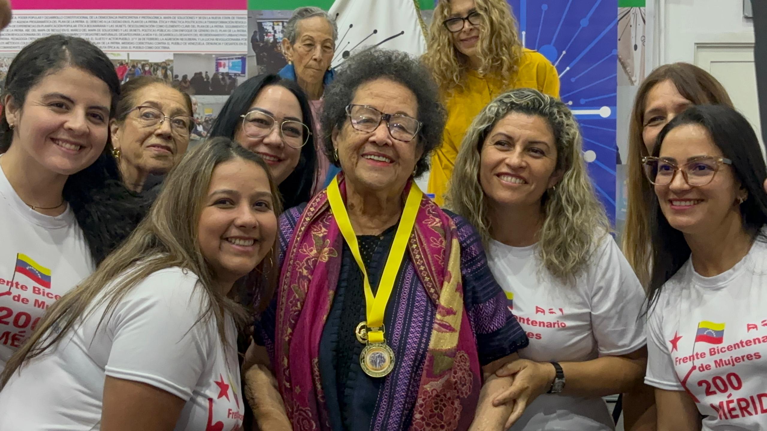 Lee más sobre el artículo Frente Bicentenario de Mujeres 200 rinde homenaje a María León