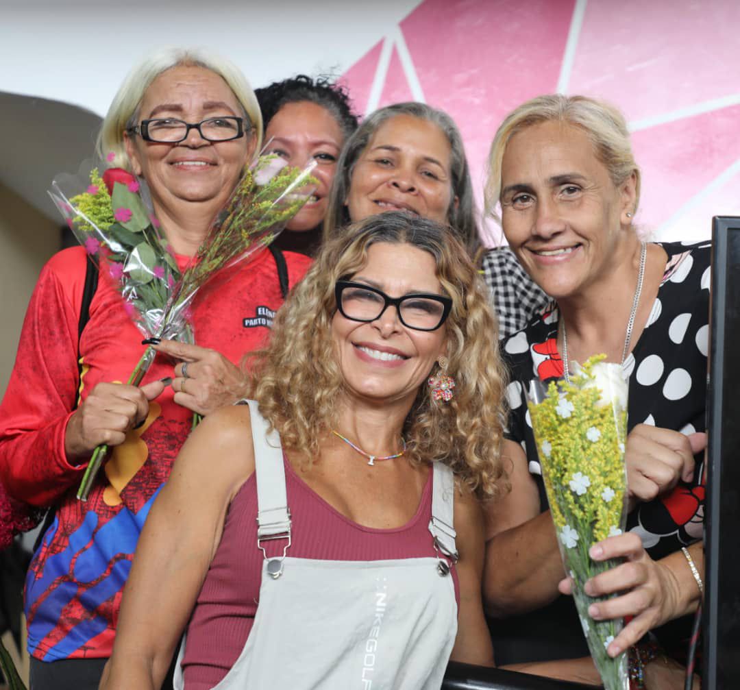 Lee más sobre el artículo Con flores y amor homenajearon a madres de la parroquia Sucre