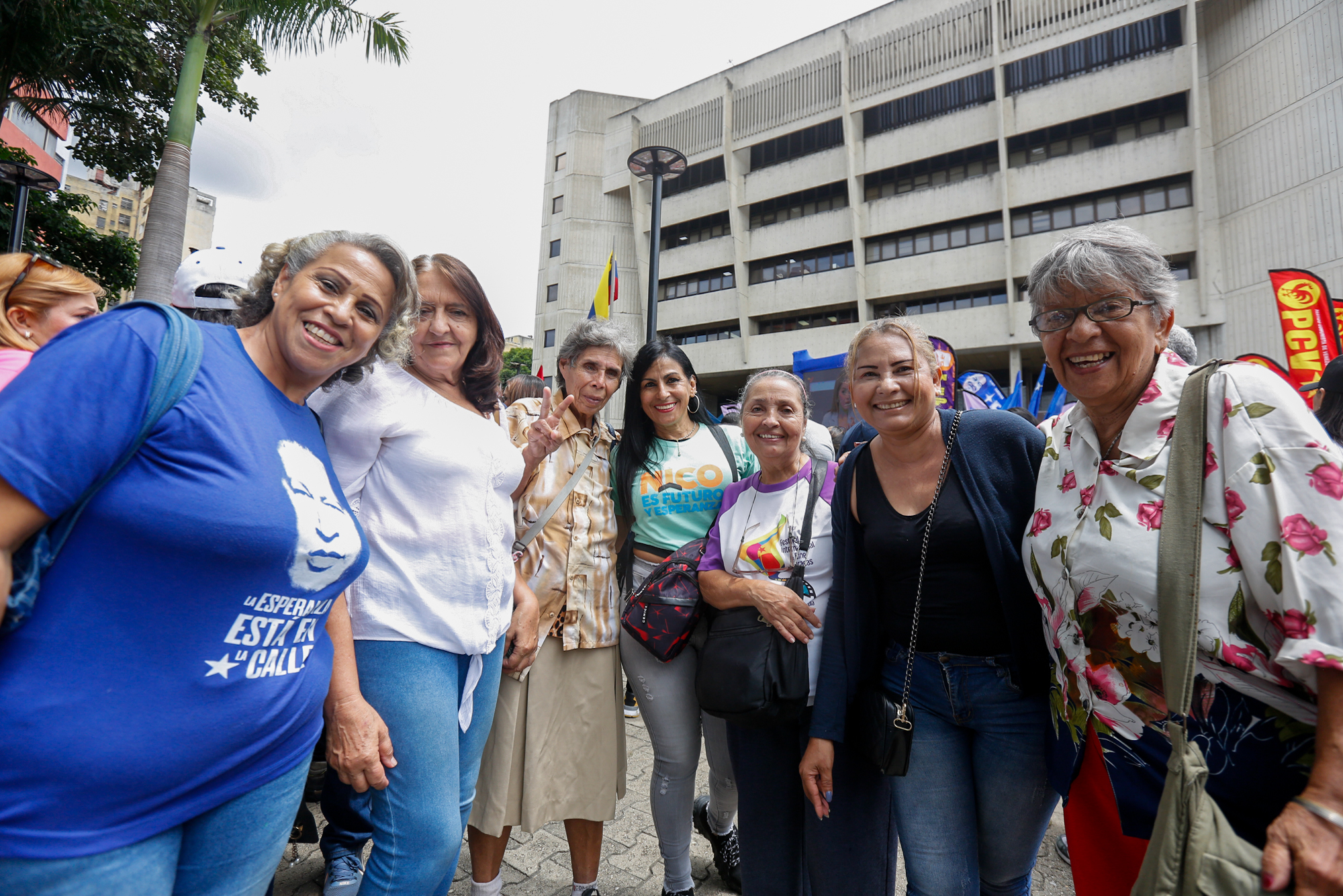 En este momento estás viendo Mujeres patriotas acompañaron al Presidente Nicolás Maduro en el TSJ