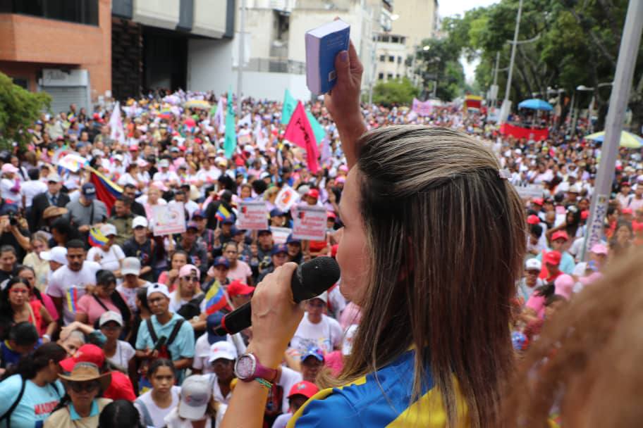 En este momento estás viendo Dheliz Álvarez: “Venezuela seguirá teniendo paz y democracia”