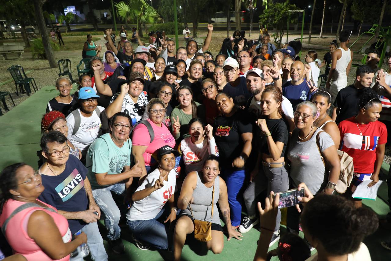 En este momento estás viendo Lideresas y líderes comunitarios de La Guaira permanecen firmes en defensa de la Patria