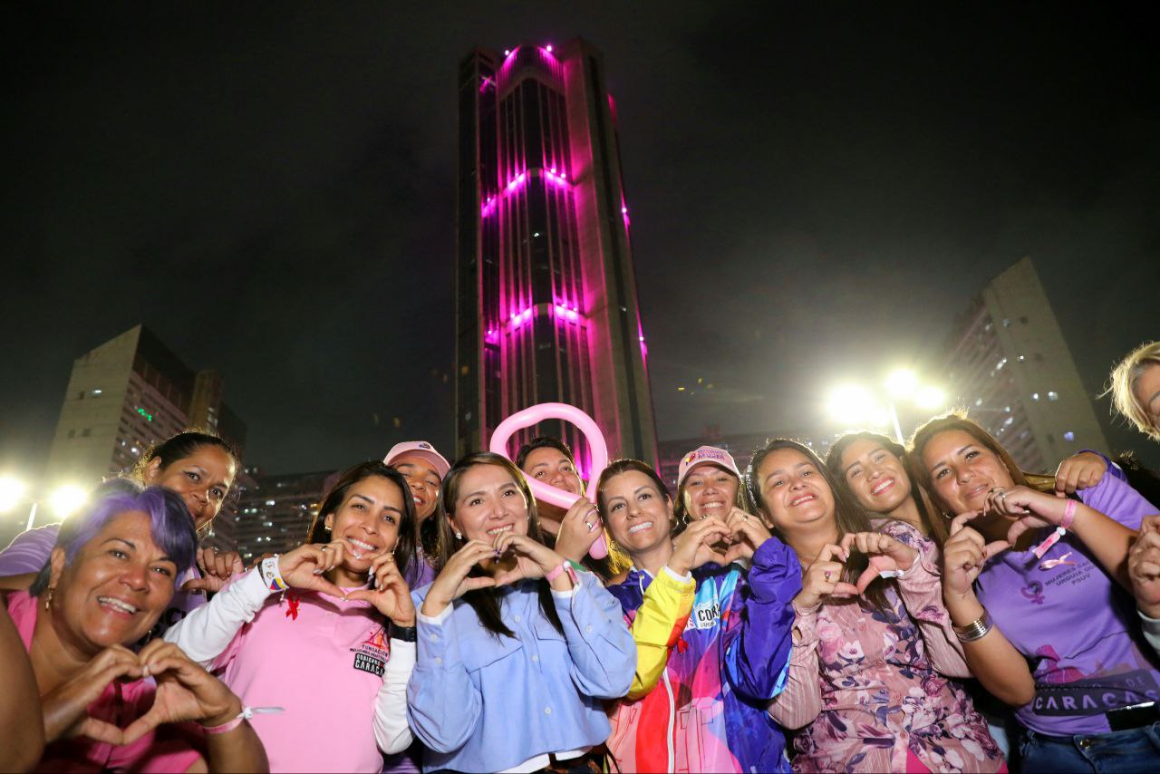 Lee más sobre el artículo Torres de Parque Central conmemoran a sobrevivientes de cáncer de mama