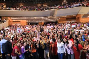 Lee más sobre el artículo Mandatario Nacional celebra junto a lideresas 1er aniversario de la Gran Misión Venezuela Mujer