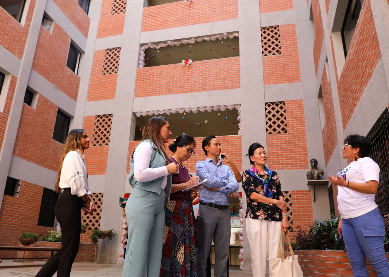 En este momento estás viendo Mujeres de Vietnam conocen espacios construidos en Revolución Bolivariana