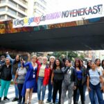 Mujeres despliegan pancarta  en rechazo del término “Veneka” en Caracas