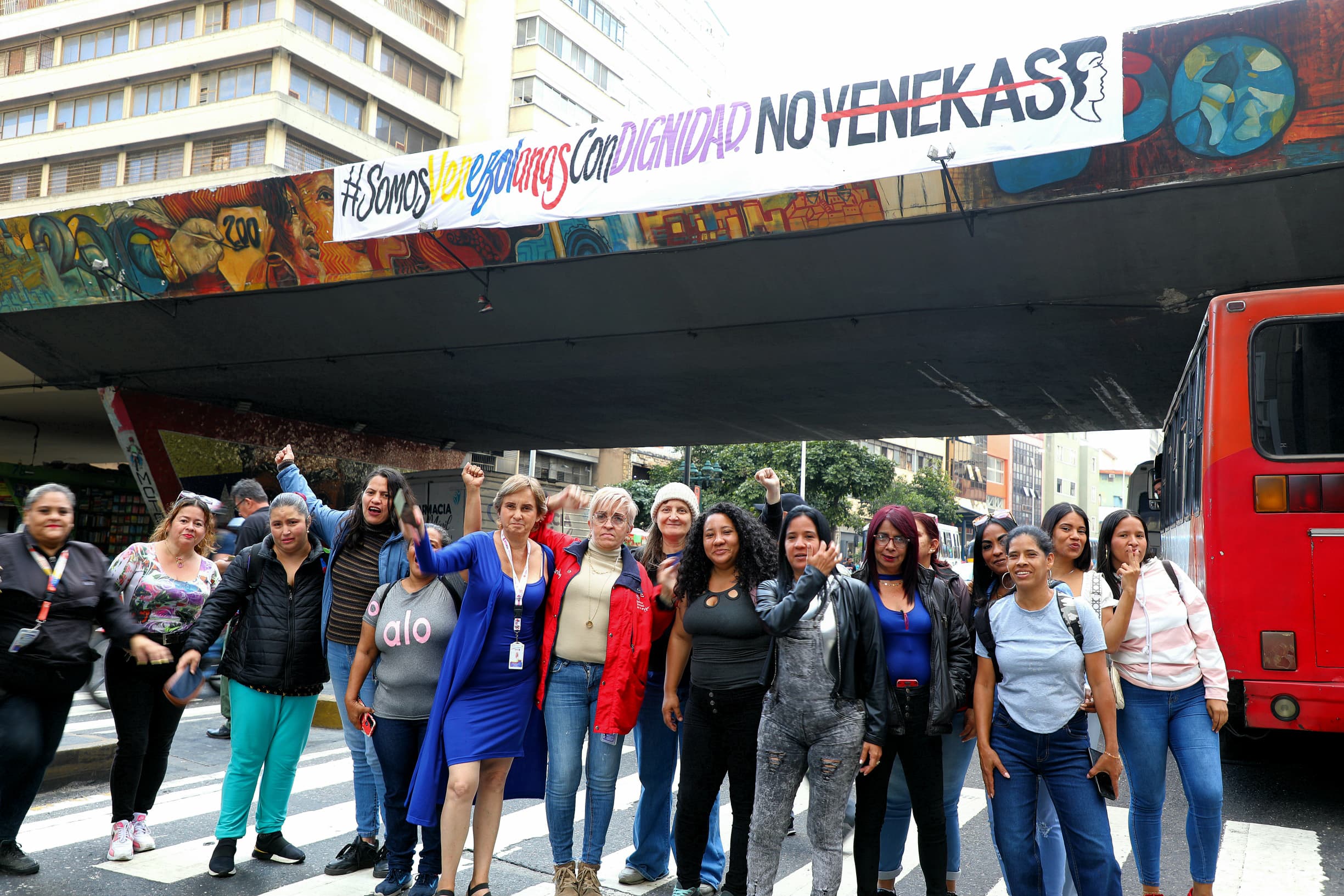 En este momento estás viendo Mujeres despliegan pancarta  en rechazo del término “Veneka” en Caracas