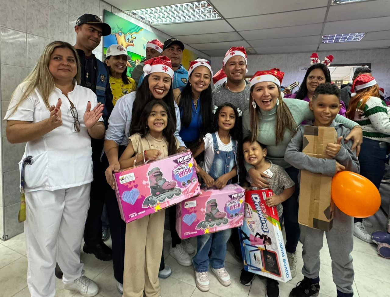 En este momento estás viendo Gobierno Bolivariano lleva alegría navideña a los más pequeños en Hospital Pediátrico en Catia