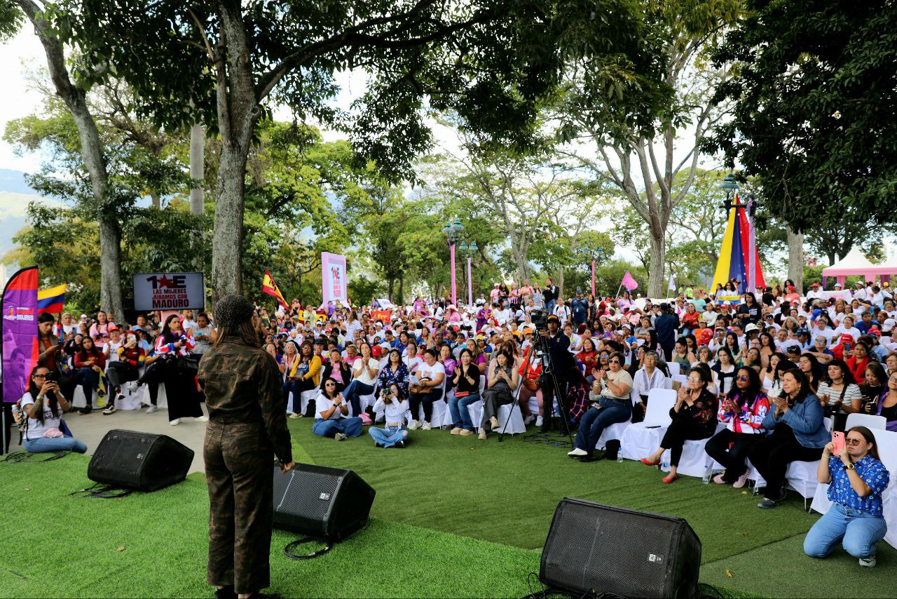 En este momento estás viendo Más de 1000 mujeres se unen en Caracas para defender la Paz y la Revolución Bolivariana