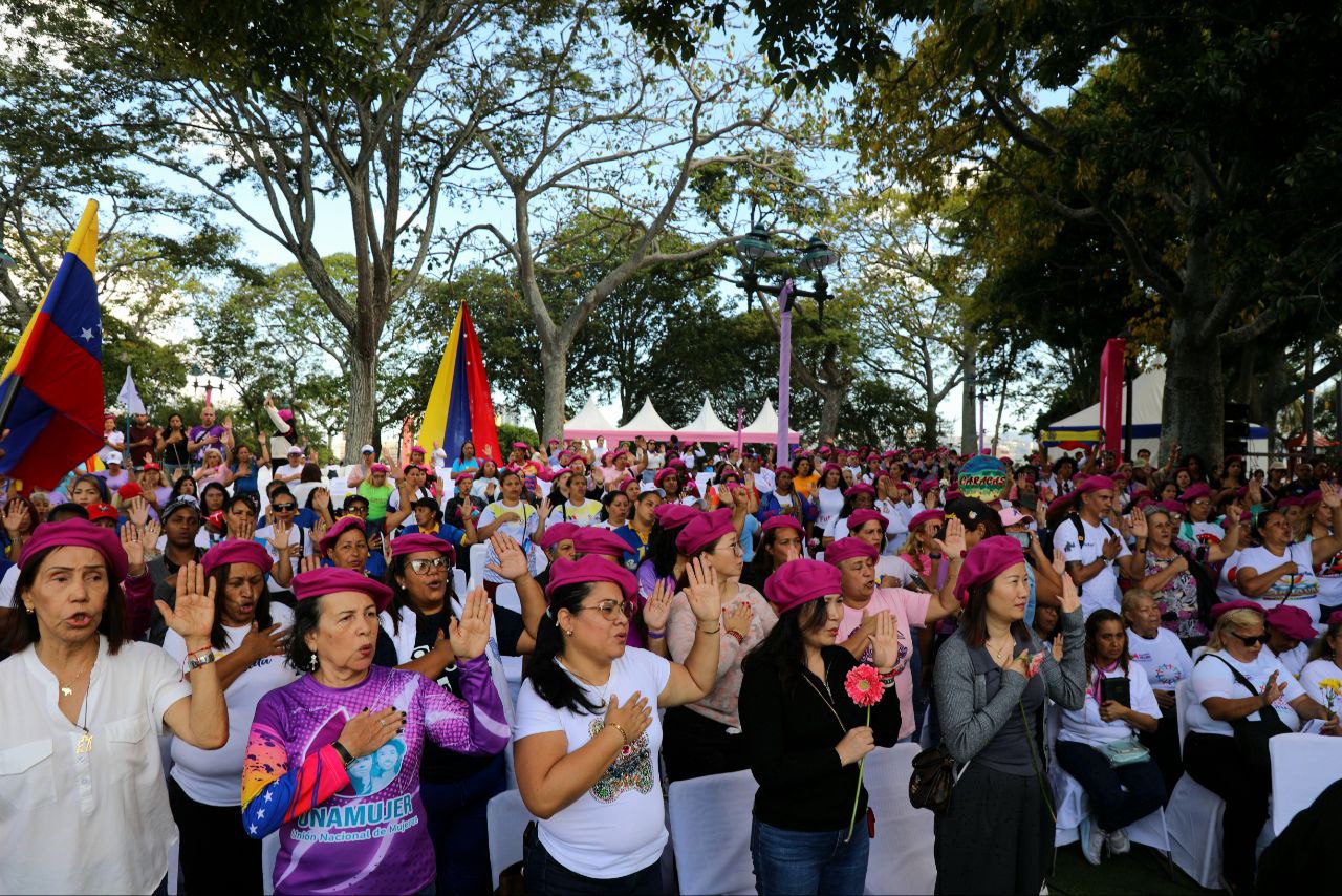 Lee más sobre el artículo Gran Movimiento de Mujeres jura lealtad a Nicolás Maduro y a la Paz en Venezuela