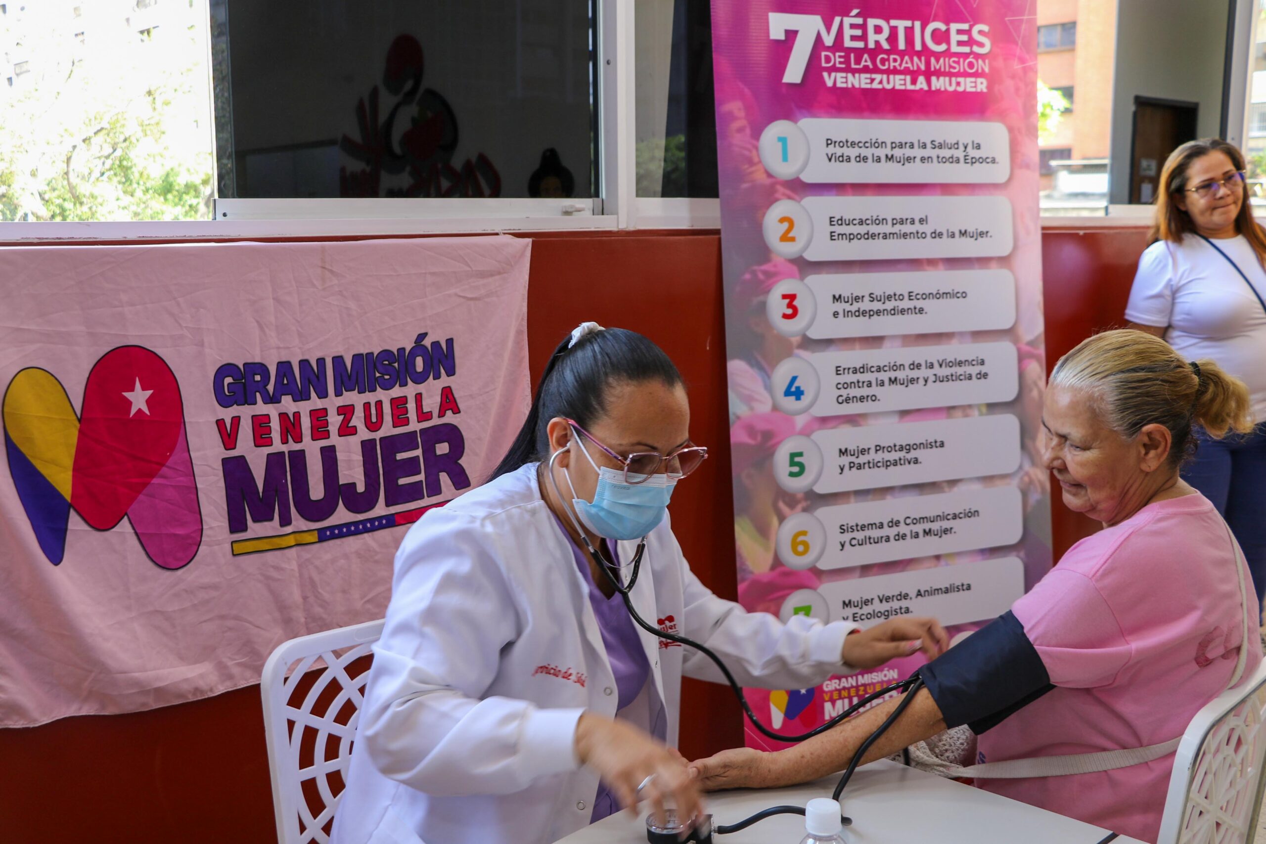Lee más sobre el artículo MinMujer inicia el Plan de Atención “Me cuido, me protejo y te cuido” con jornada integral de salud en La Candelaria