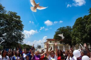 Lee más sobre el artículo Mujeres venezolanas alzan su voz por la paz y la soberanía en plazas Bolívar del país