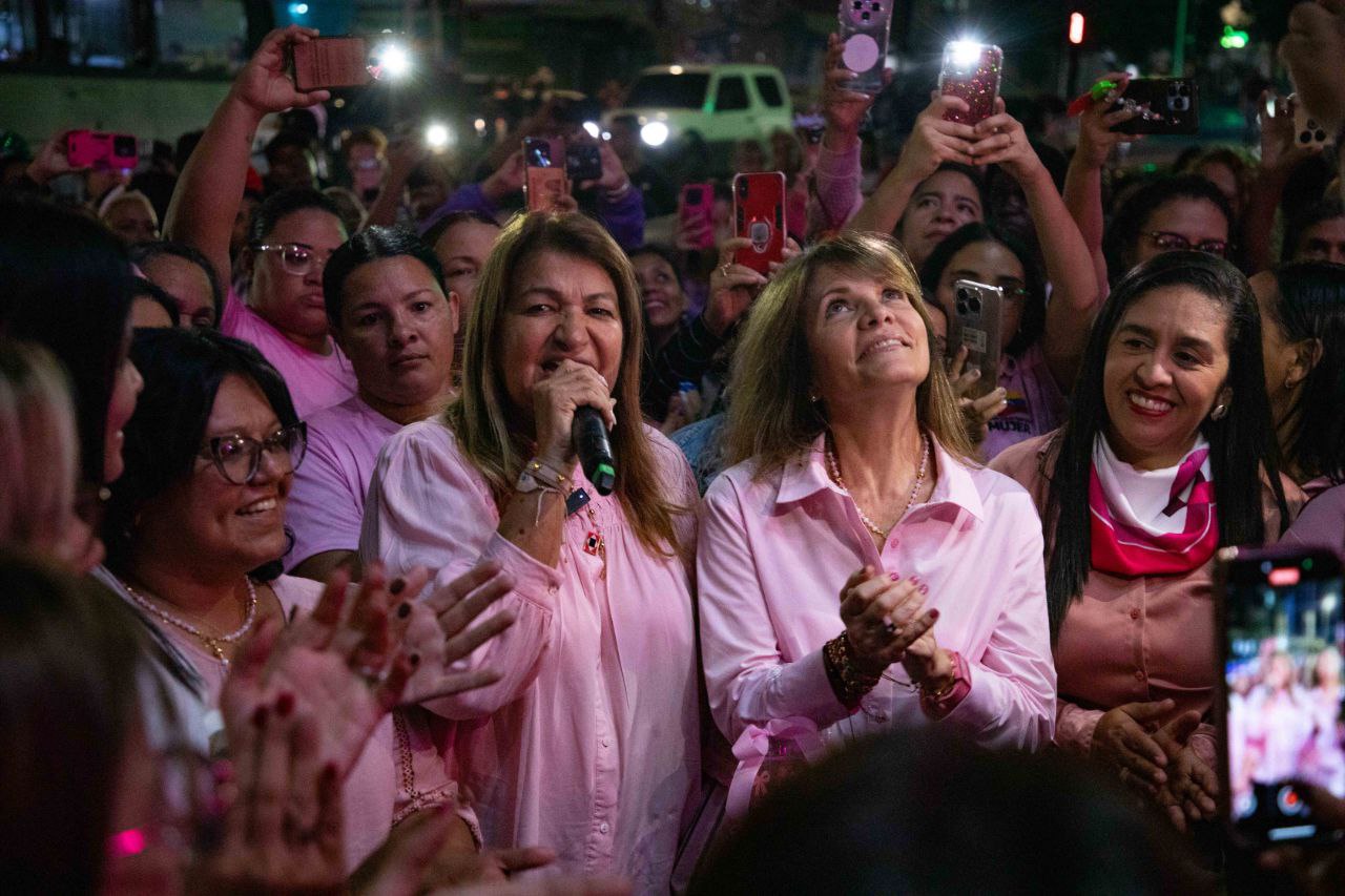 Lee más sobre el artículo MinMujer encendió luces rosas y dio la bienvenida a la Navidad 2025 en Caracas