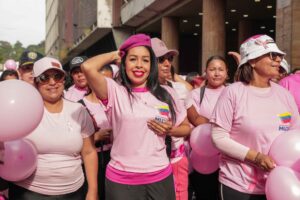 Lee más sobre el artículo Caracas se vistió de rosa en la Caminata “Todos Somos Rosa”