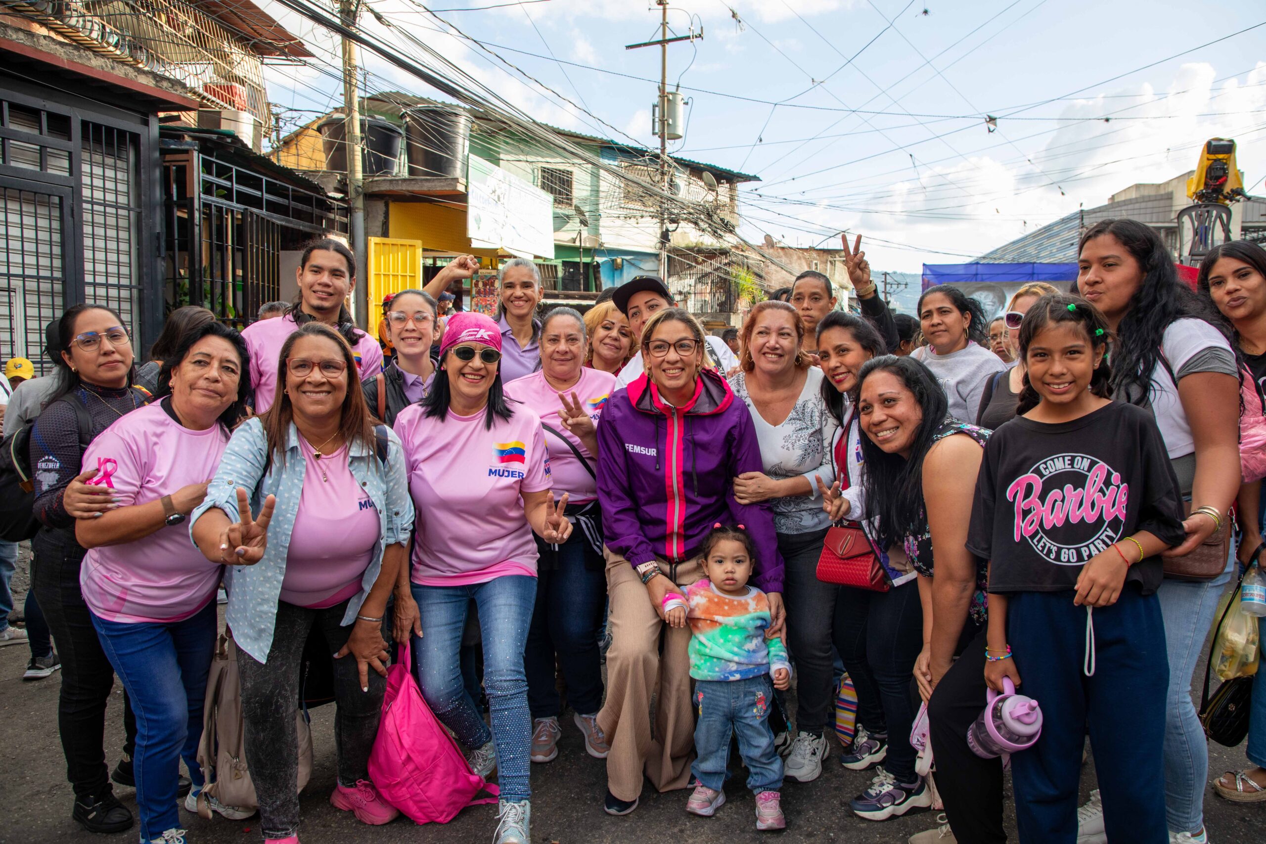 En este momento estás viendo Mujeres venezolanas alzan su voz para rechazar injerencia extranjera y respaldar al Presidente Maduro