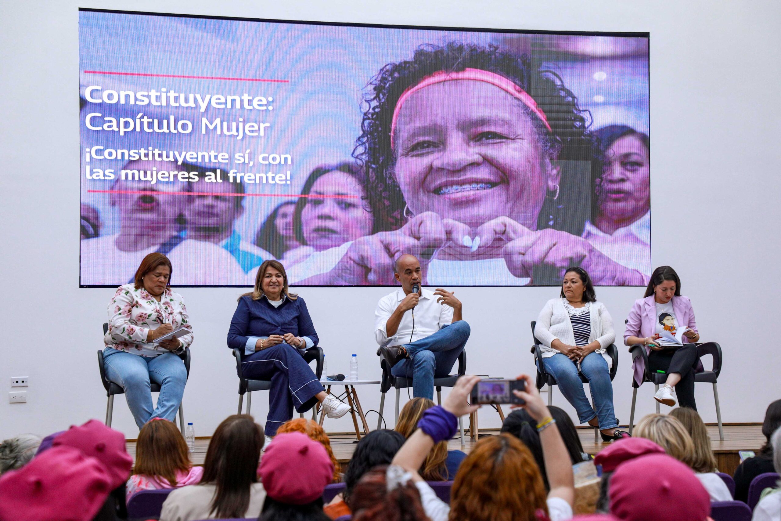 En este momento estás viendo MinMujer y Vicepresidencia Sectorial realizan encuentro estratégico «Constituyente: Capítulo Mujer» para reforzar el liderazgo femenino