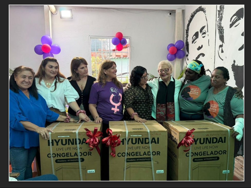 Lee más sobre el artículo Mujeres emprendedoras muestran la fuerza productiva popular en encuentro organizado por MinMujer