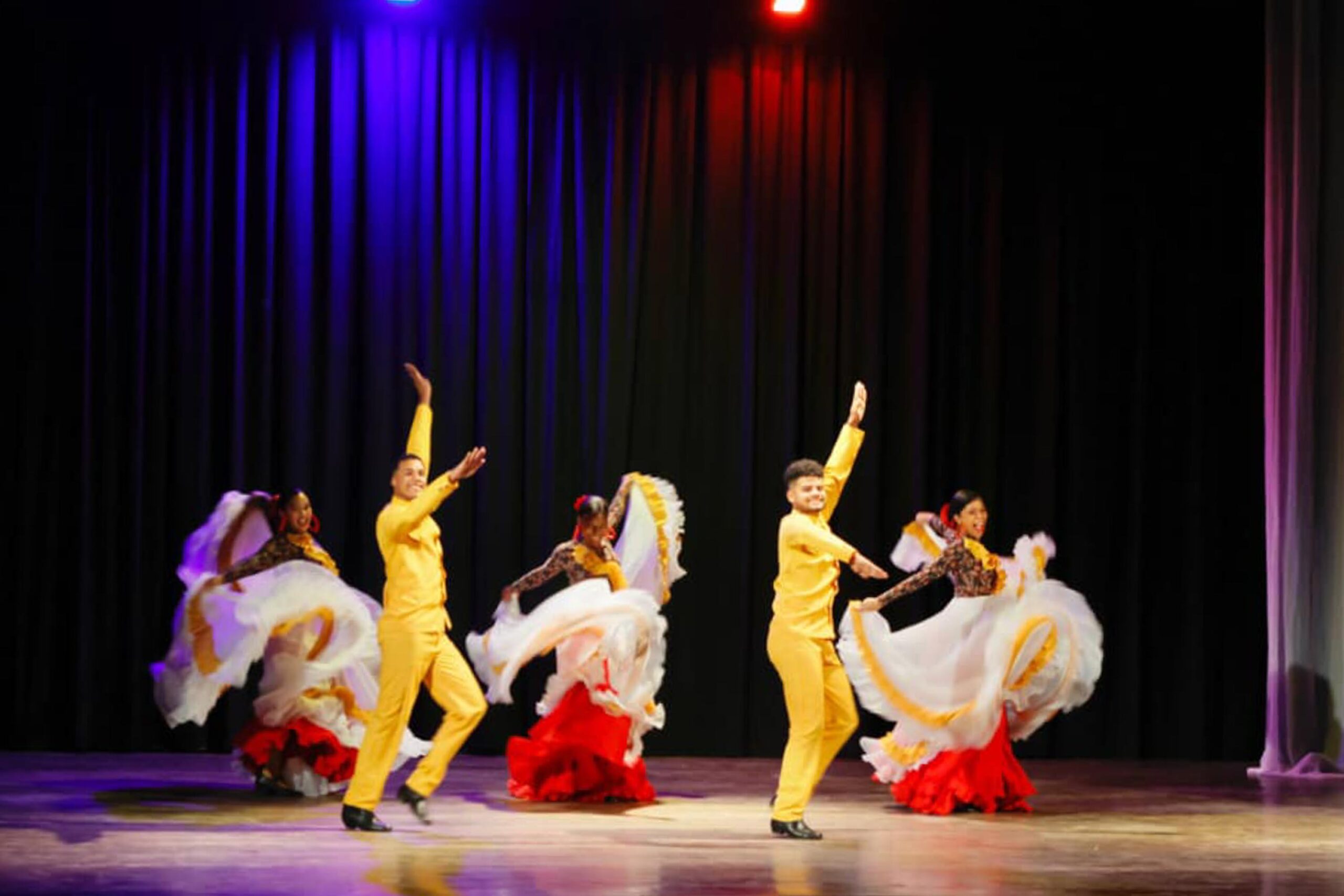En este momento estás viendo Con éxito se clausuró el festival «Alegría con Nombre de Mujer» en Cumaná