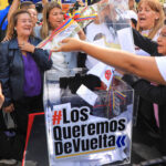 Mujeres de la Patria entregan cartas de amor y compromiso para la primera combatiente Cilia Flores y el presidente Maduro