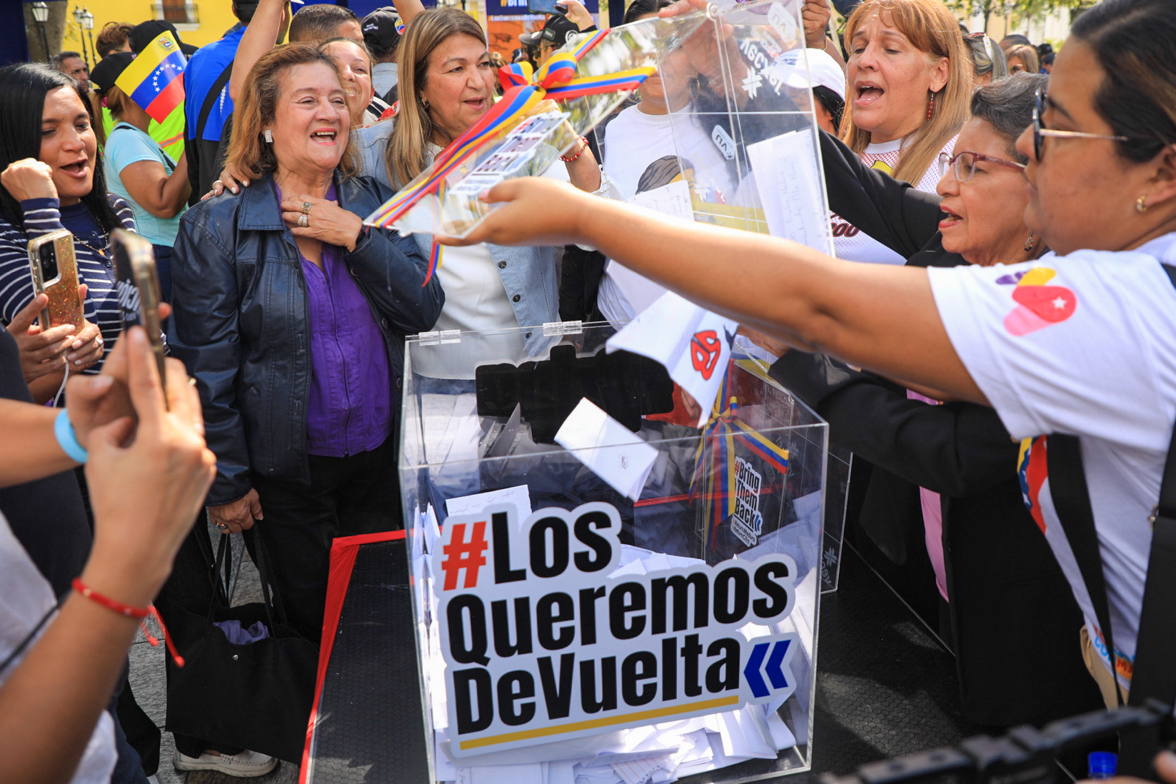 En este momento estás viendo Mujeres de la Patria entregan cartas de amor y compromiso para la primera combatiente Cilia Flores y el presidente Maduro