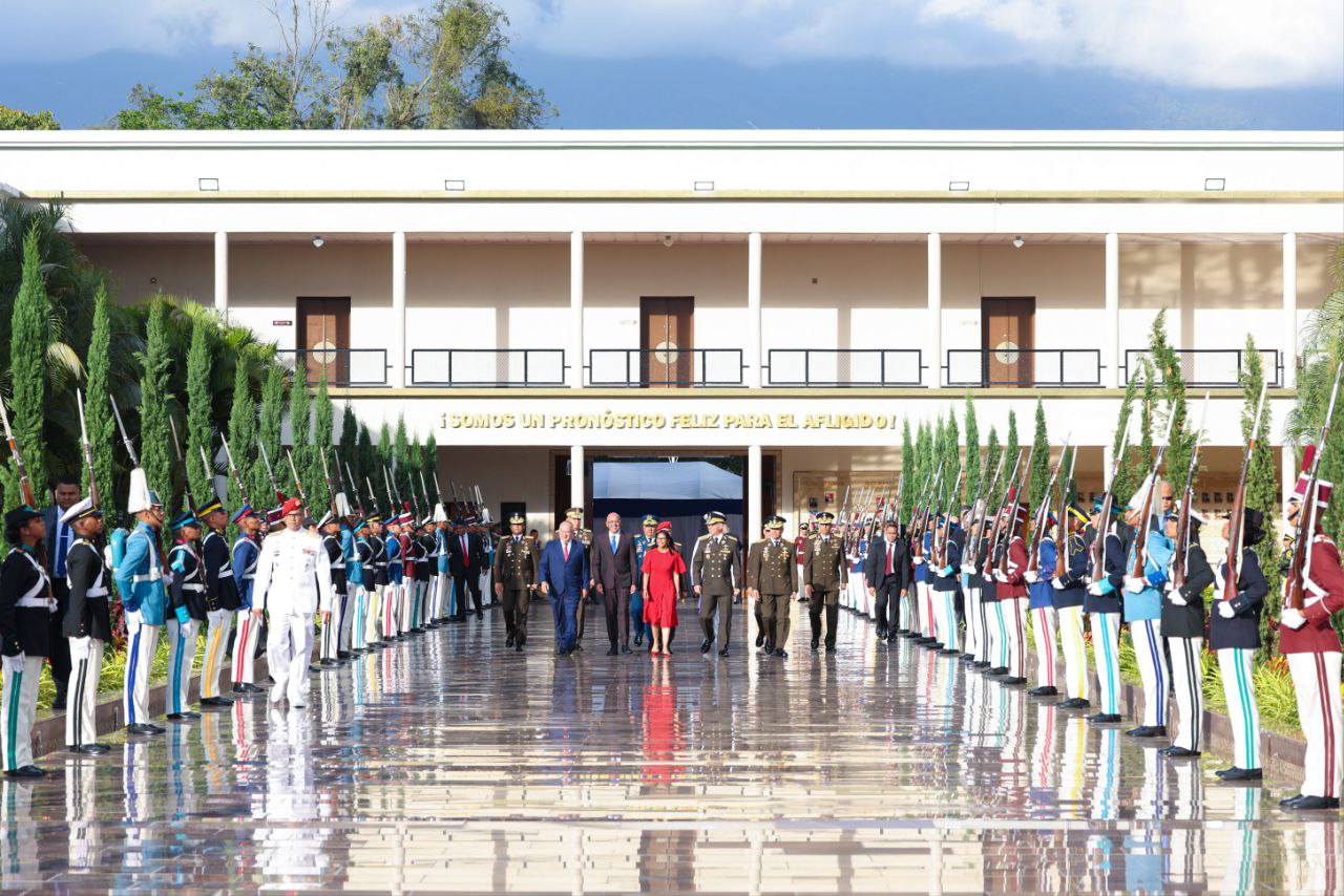 En este momento estás viendo Presidenta (E) Delcy Rodríguez recibe el bastón de mando como Comandanta en Jefa de la FANB