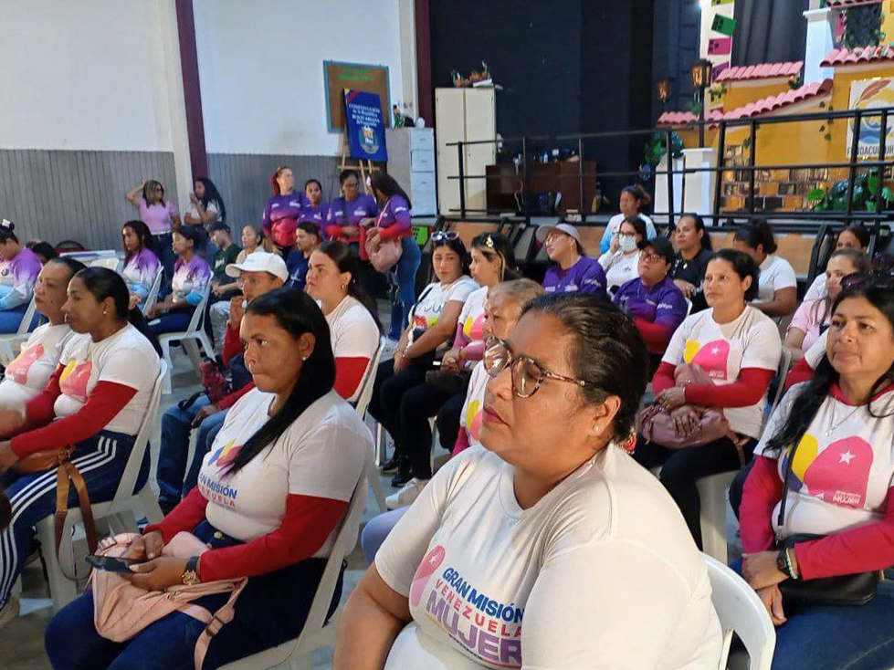 En este momento estás viendo Mujeres sucrenses ratifican su compromiso patriótico en el 8vo aniversario de FEMSUR
