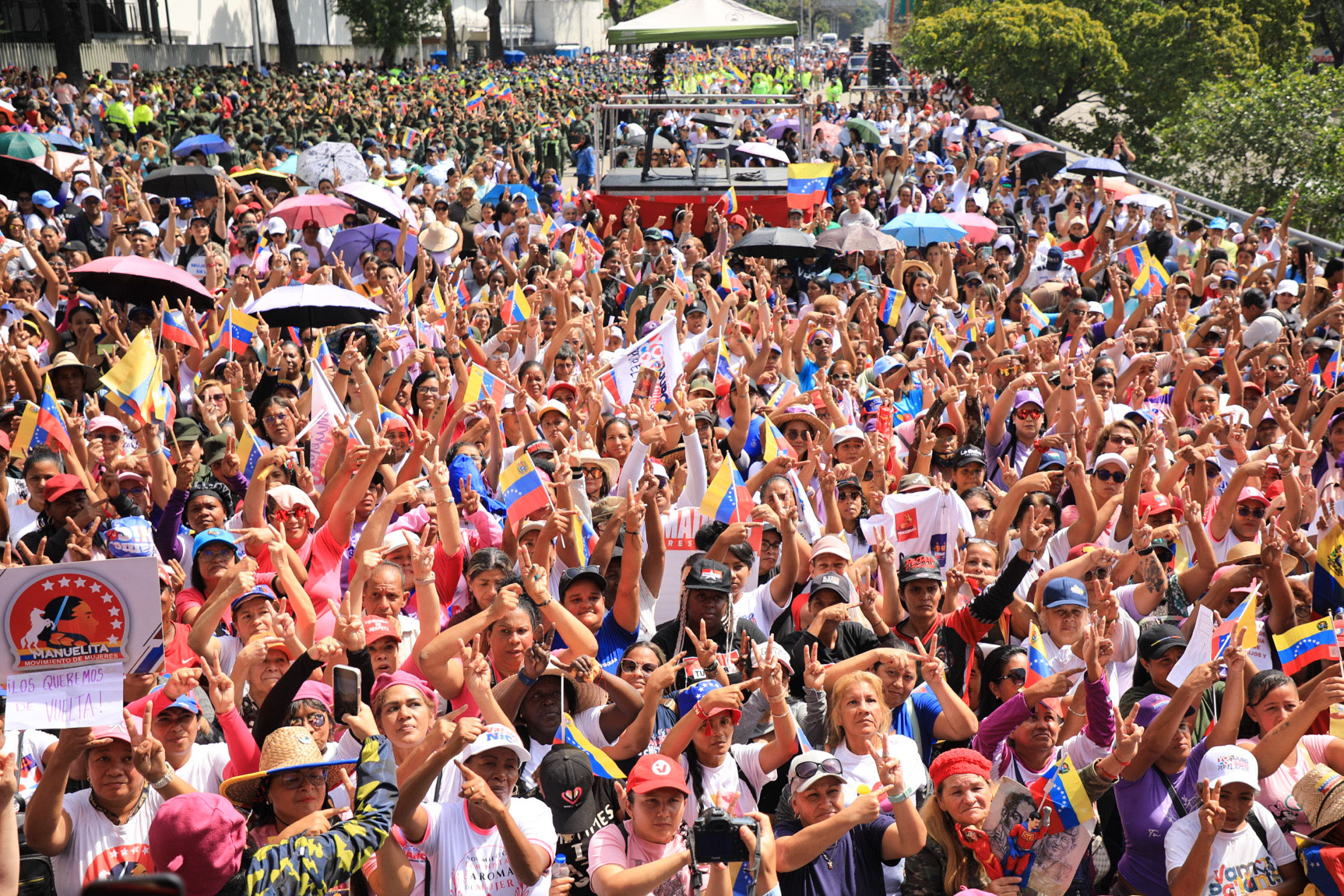 En este momento estás viendo Mujeres venezolanas se movilizan en todo el país en respaldo a la Primera Combatiente Cilia Flores y al Presidente Nicolás Maduro