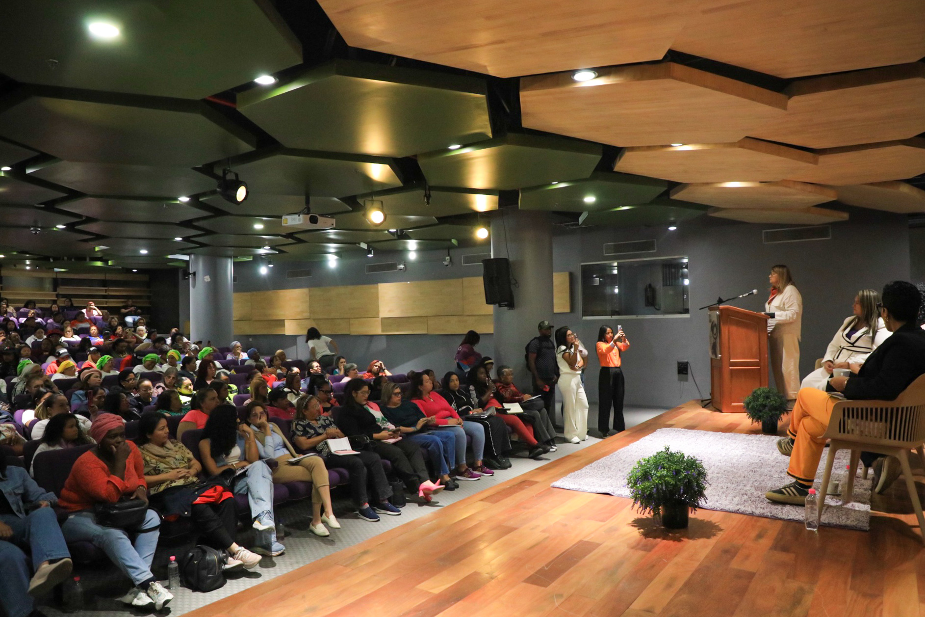 Lee más sobre el artículo Mujeres patriotas de Caracas ratifican su compromiso con la revolución en seminario de formación política