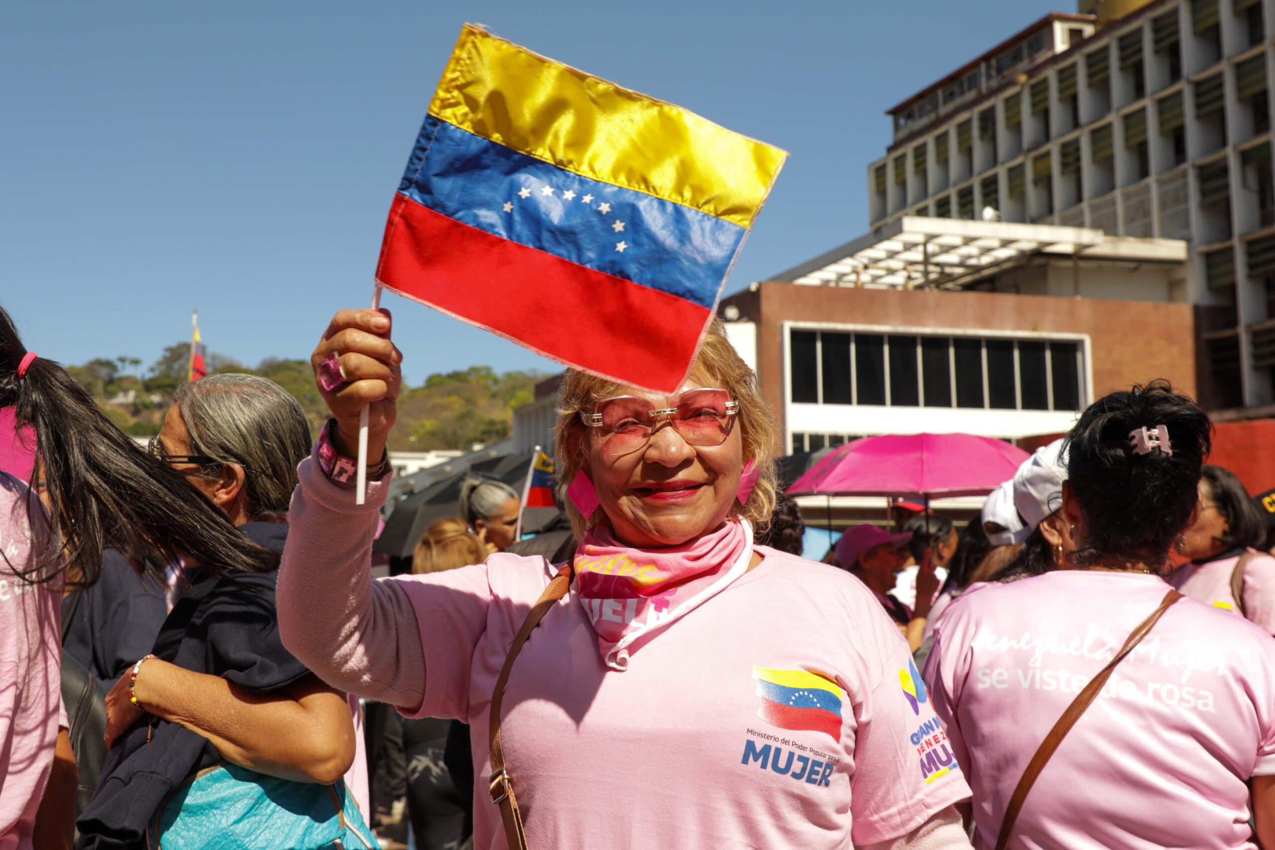En este momento estás viendo Un grito de dignidad femenina recorrió las calles de la capital en defensa del país y en rechazo a las sanciones en nuestra Patria