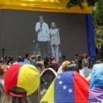 Vigilias y oraciones marcan el reclamo popular por el regreso de la pareja presidencial a Venezuela