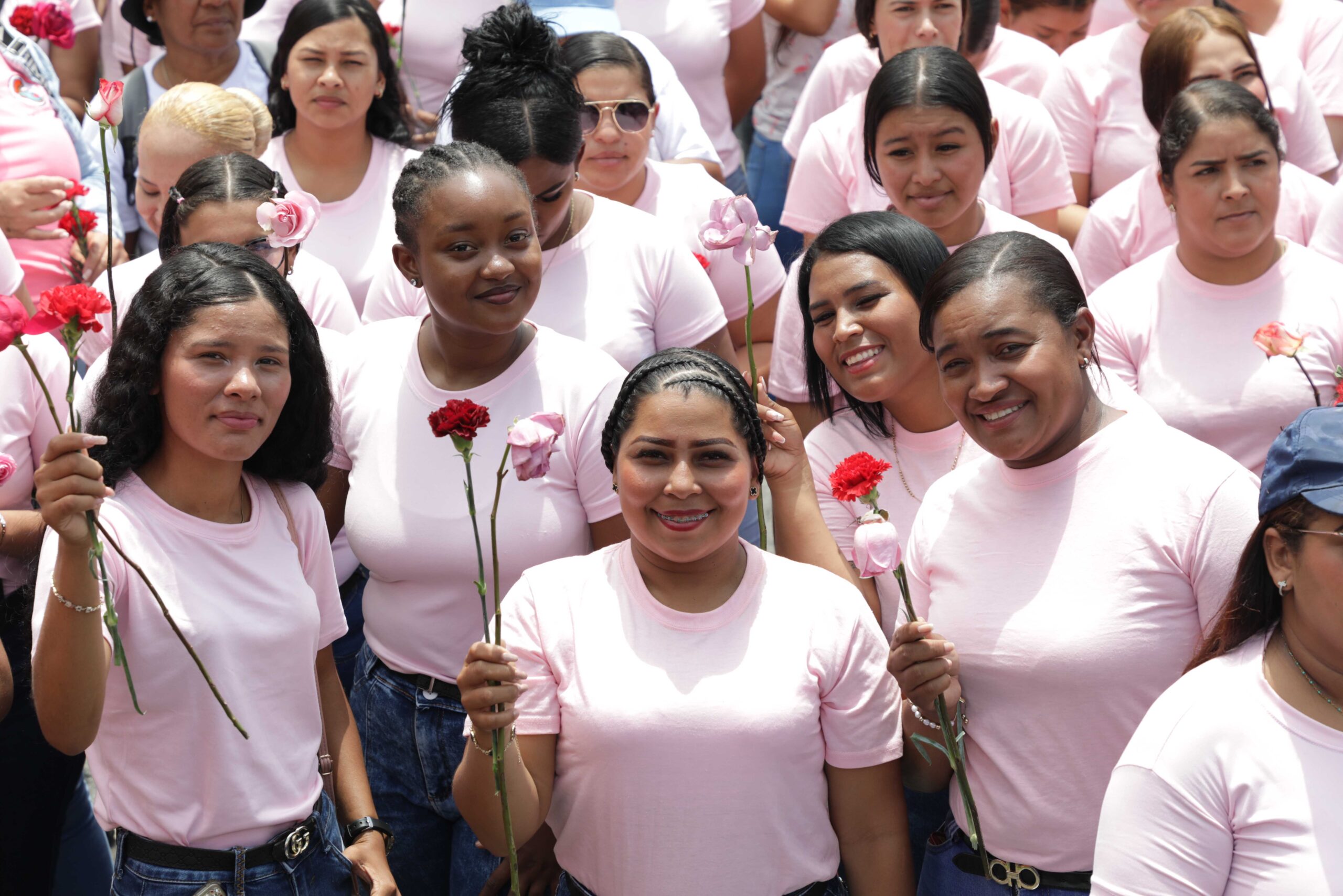 Lee más sobre el artículo Vanguardia femenina se concentra en Caracas en defensa de la dignidad y apoyo a la presidenta (E) Delcy Rodríguez Gómez