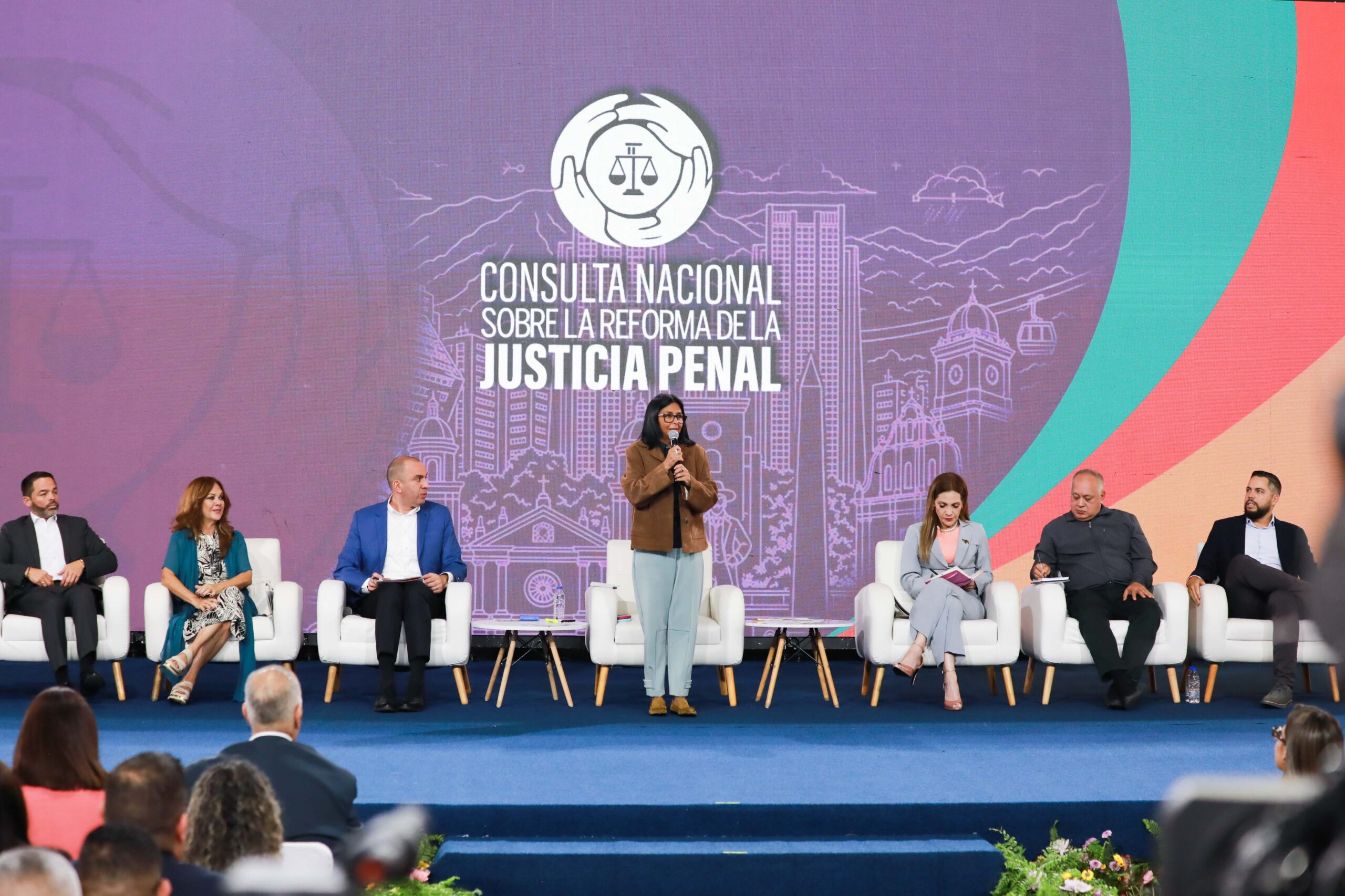 En este momento estás viendo La presidenta (e) Delcy Rodríguez Gómez activa la Gran Consulta Nacional para optimizar el sistema de justicia penal
