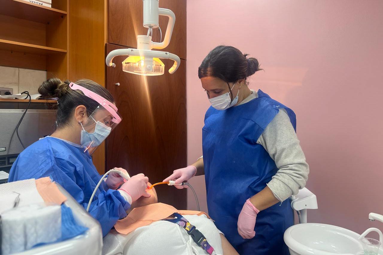 En este momento estás viendo Servicio médico del MinMujer despliega atención odontológica integral durante el mes de junio
