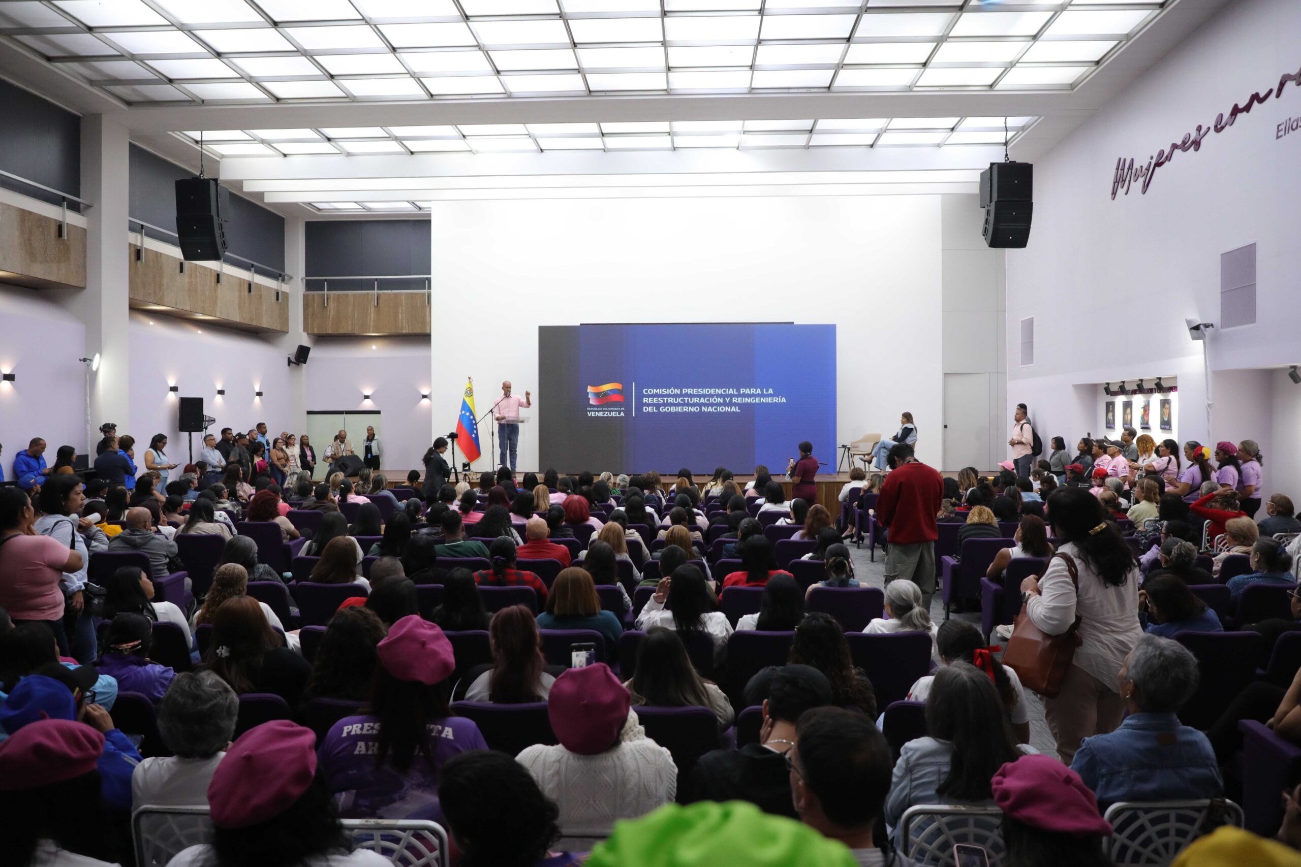 En este momento estás viendo Gobierno Bolivariano impulsa jornada de debate con el movimiento de mujeres en el marco de la reingeniería del Estado