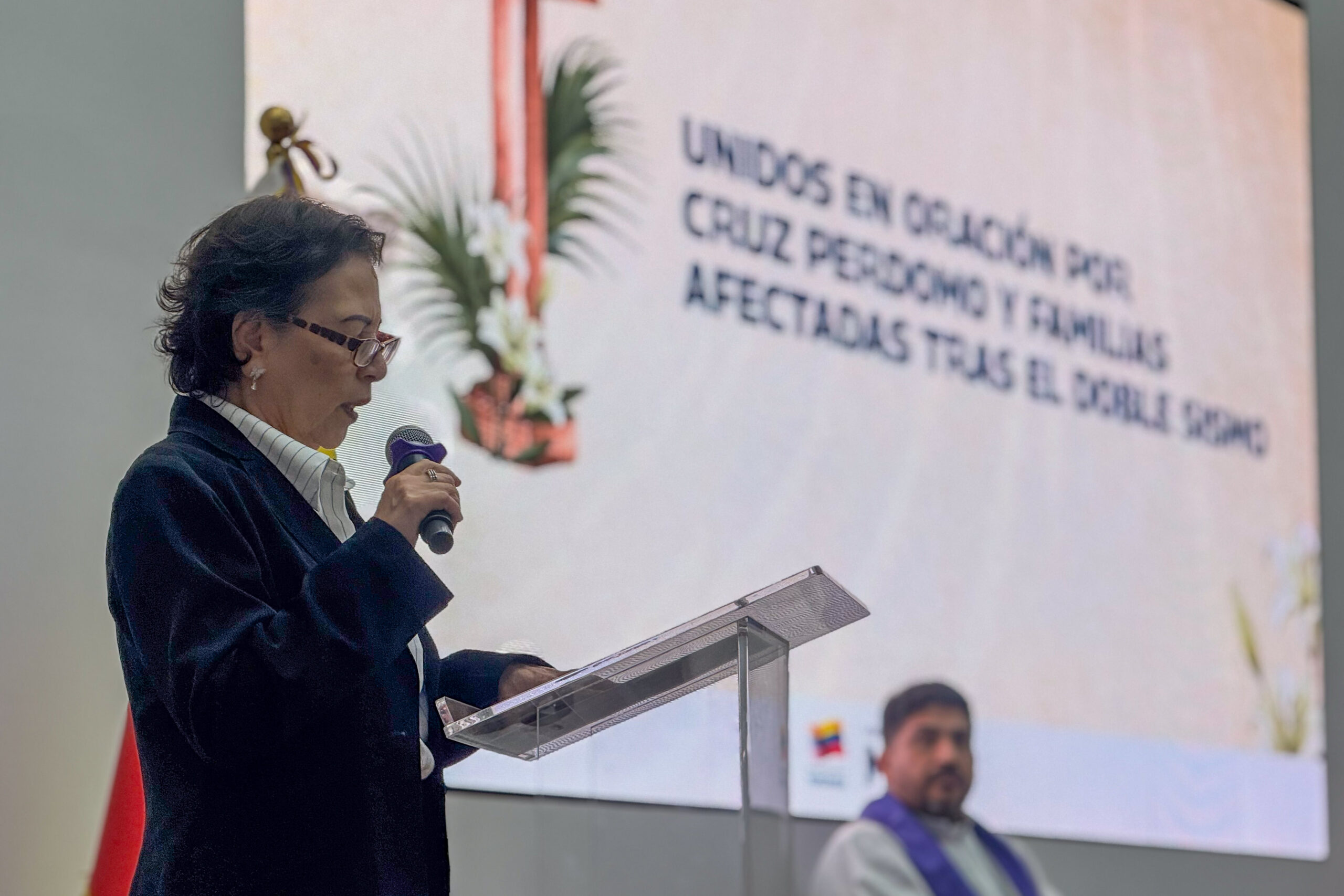 En este momento estás viendo MinMujer rinde homenaje al oficial Cruz Perdomo, a su esposa y a los familiares del personal de la institución