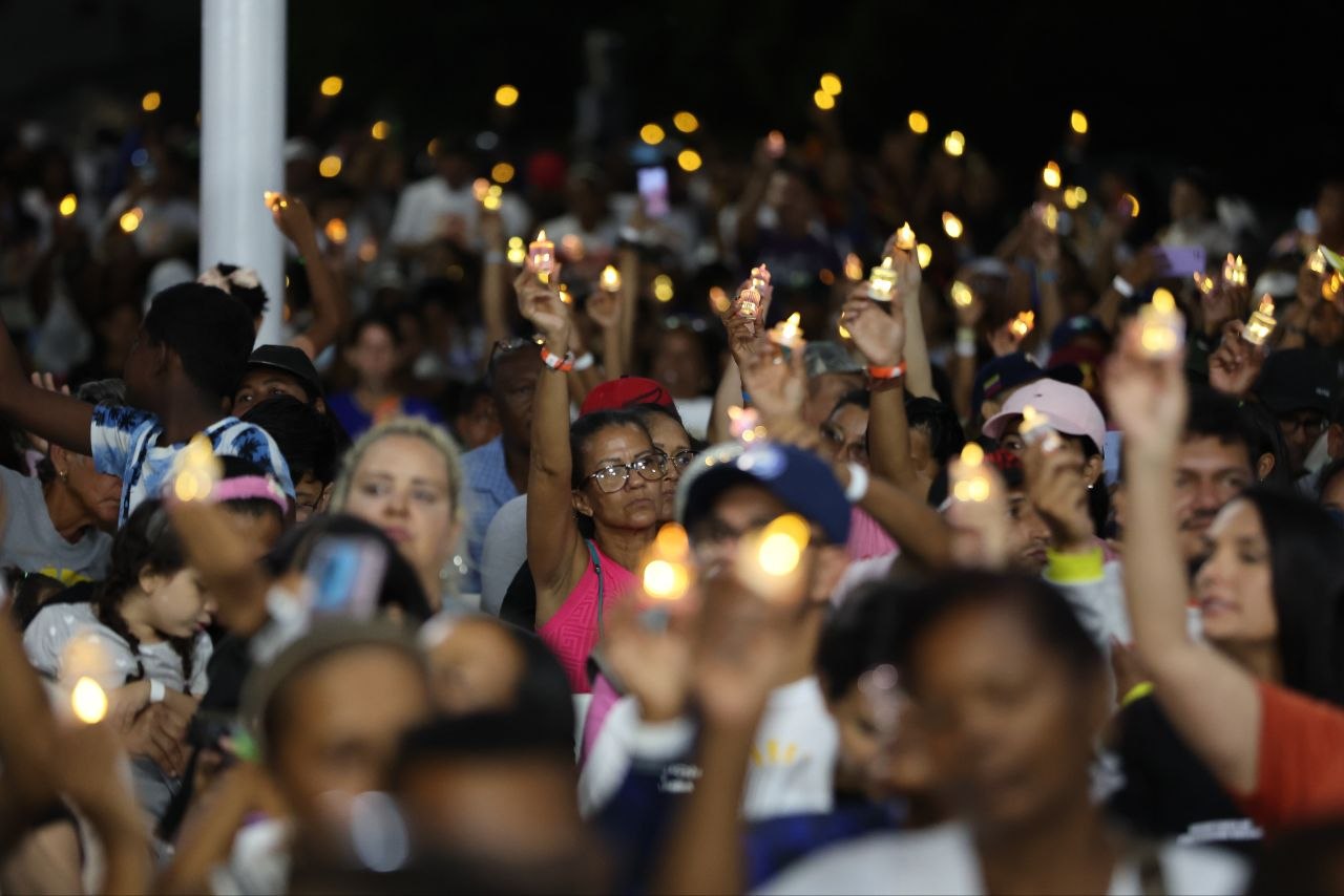 En este momento estás viendo Presidenta Delcy Rodríguez participa en oración ecuménica frente al mar a un mes del doble sismo en Venezuela
