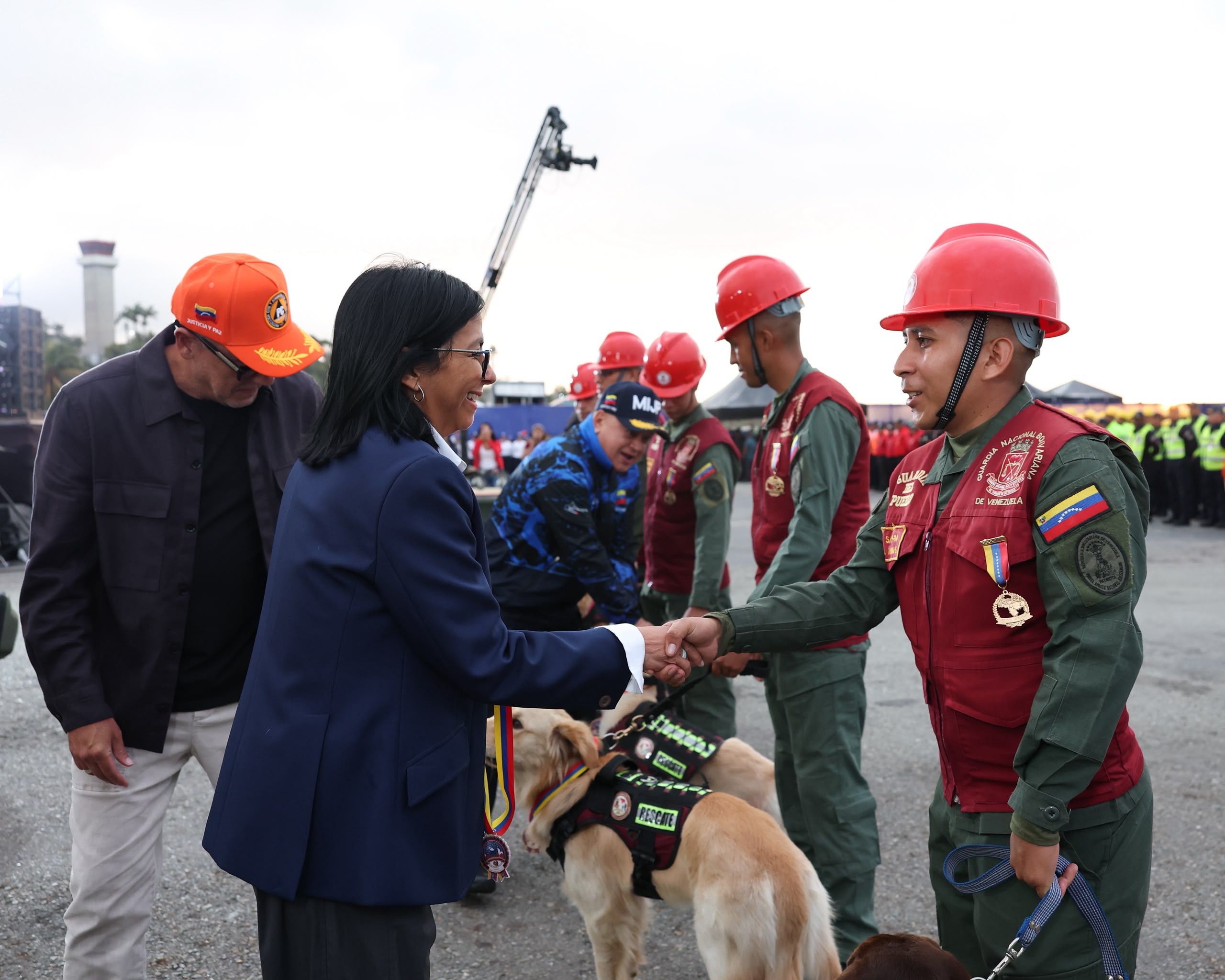 En este momento estás viendo Presidenta Delcy Rodríguez otorga la distinción «Héroe de Venezuela» a más de 6 mil rescatistas y unidades caninas en La Guaira