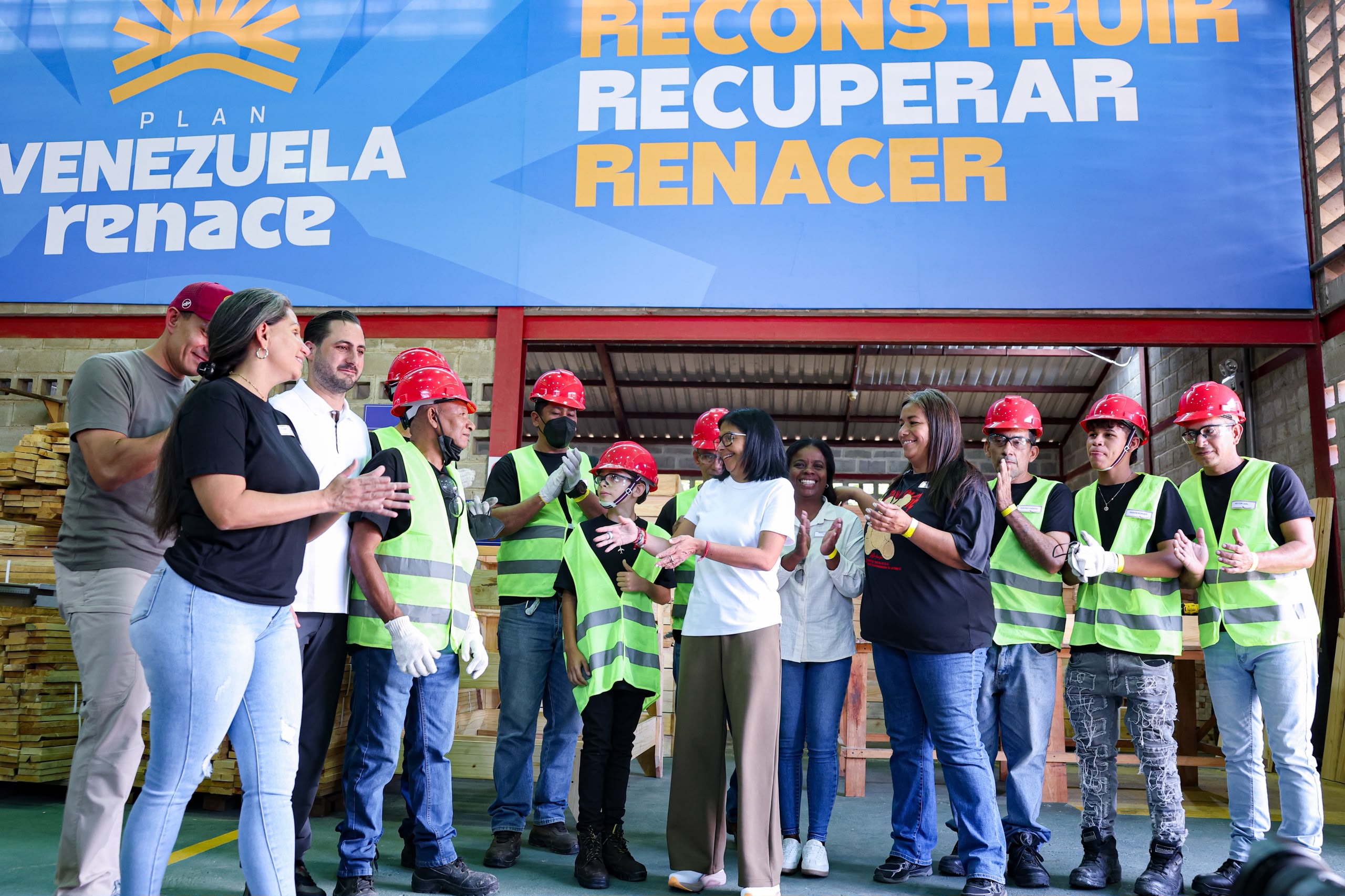 En este momento estás viendo Presidenta Delcy Rodríguez visita carpintería comunal reactivada por el Poder Popular para el Plan «Venezuela Renace»