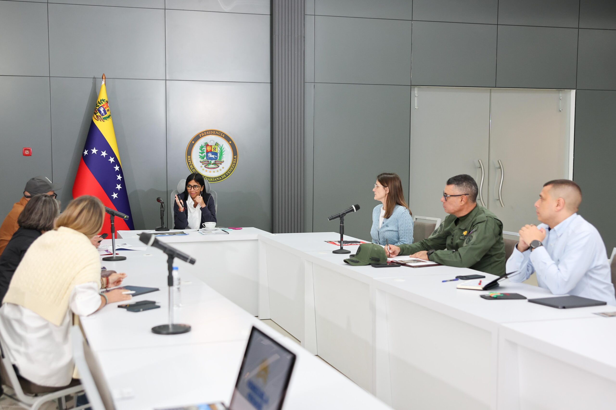 En este momento estás viendo Presidenta Delcy Rodríguez lidera reunión del Estado Mayor para coordinar Campamentos Transitorios y Viviendas