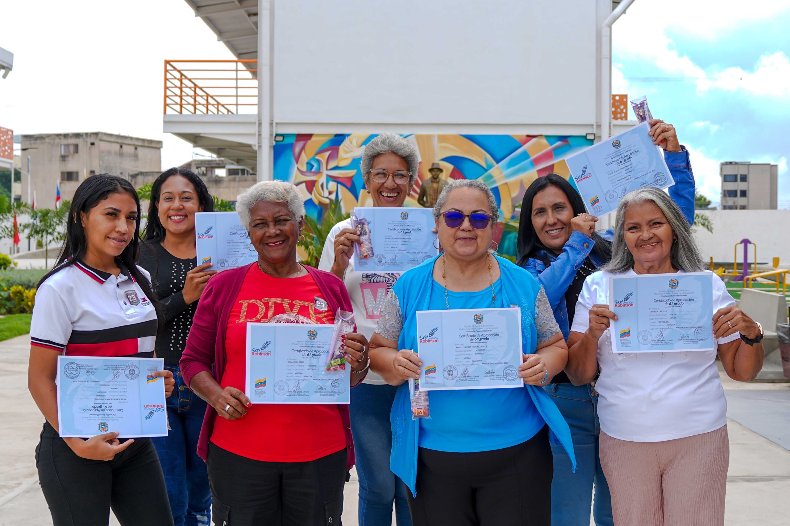 En este momento estás viendo Escuela «Nora Castañeda» certifica a 79 mujeres como motor de transformación social