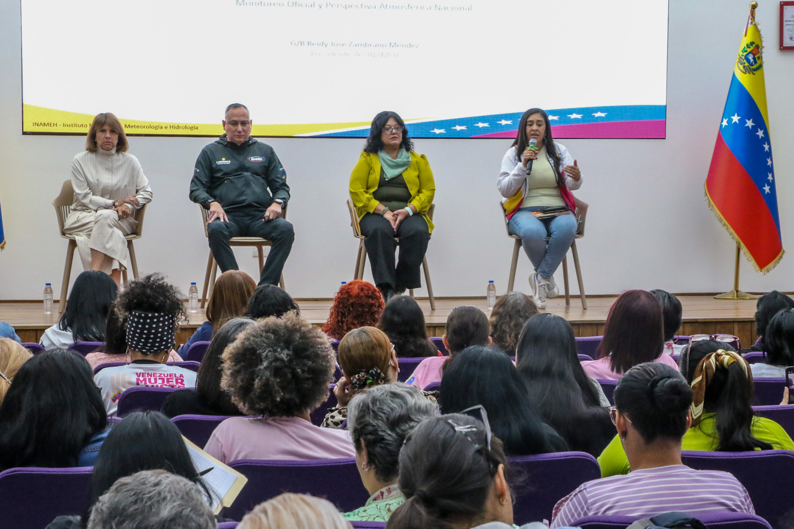 Lee más sobre el artículo ​Fuerza laboral de MinMujer y sus entes adscritos se forma junto al INAMEH para hacer frente a la emergencia climática y promover el ahorro energético