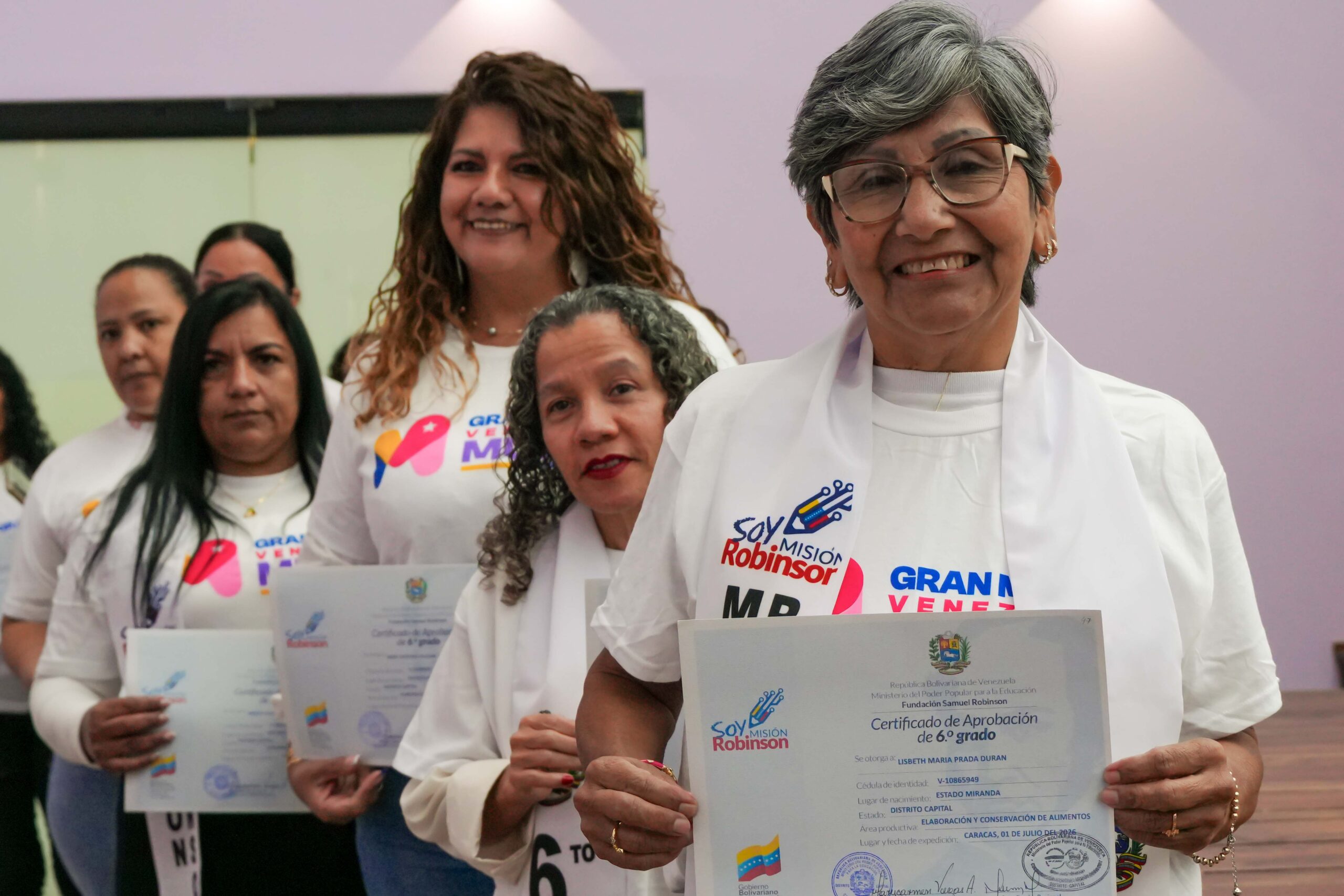 Lee más sobre el artículo Gran Misión Venezuela Mujer certifica a participantes de Misión Robinson, Misión Ribas y Tinta Violeta en el Salón Las Heroínas