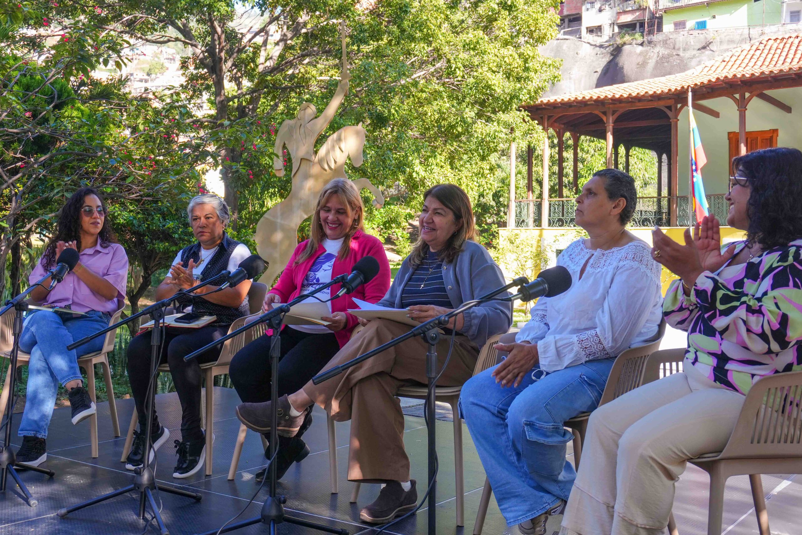 En este momento estás viendo Desde la histórica Casa de Campo Guzmán Blanco: Transmisión especial del programa radial «Alma de Mujer» visibiliza la fuerza y organización popular de las mujeres en la parroquia Antímano