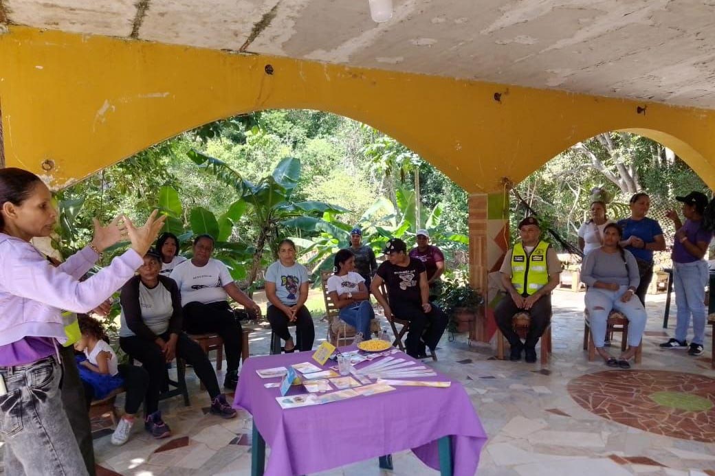 En este momento estás viendo Instalan Mesa Técnica de Justicia de Género Comunal en la Comuna Productiva «Por Aquí Pasó Chávez» en el municipio Montes del estado Sucre