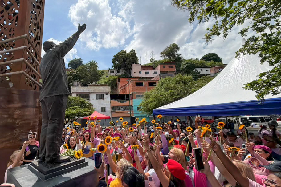 Lee más sobre el artículo Mujeres revolucionarias reafirman la defensa de la Patria y el legado feminista de Chávez en la parroquia 23 de Enero