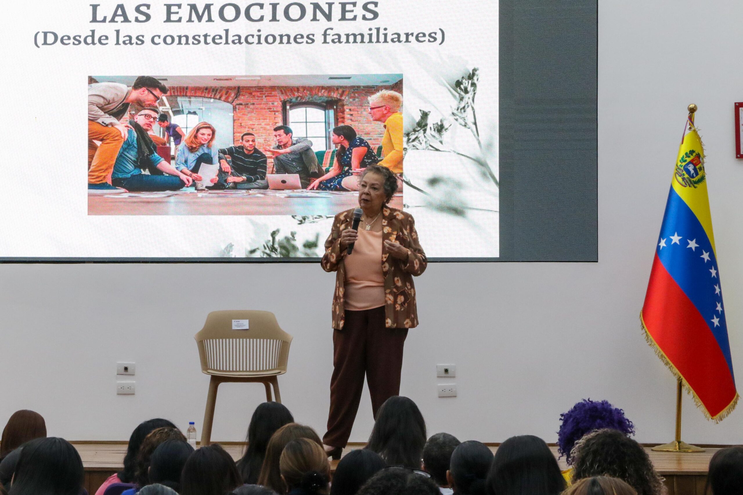 Lee más sobre el artículo Transformación personal y colectiva en el Salón Las Heroínas: así se vivió el conversatorio sobre emociones, infancia y constelaciones familiares en el MinMujer