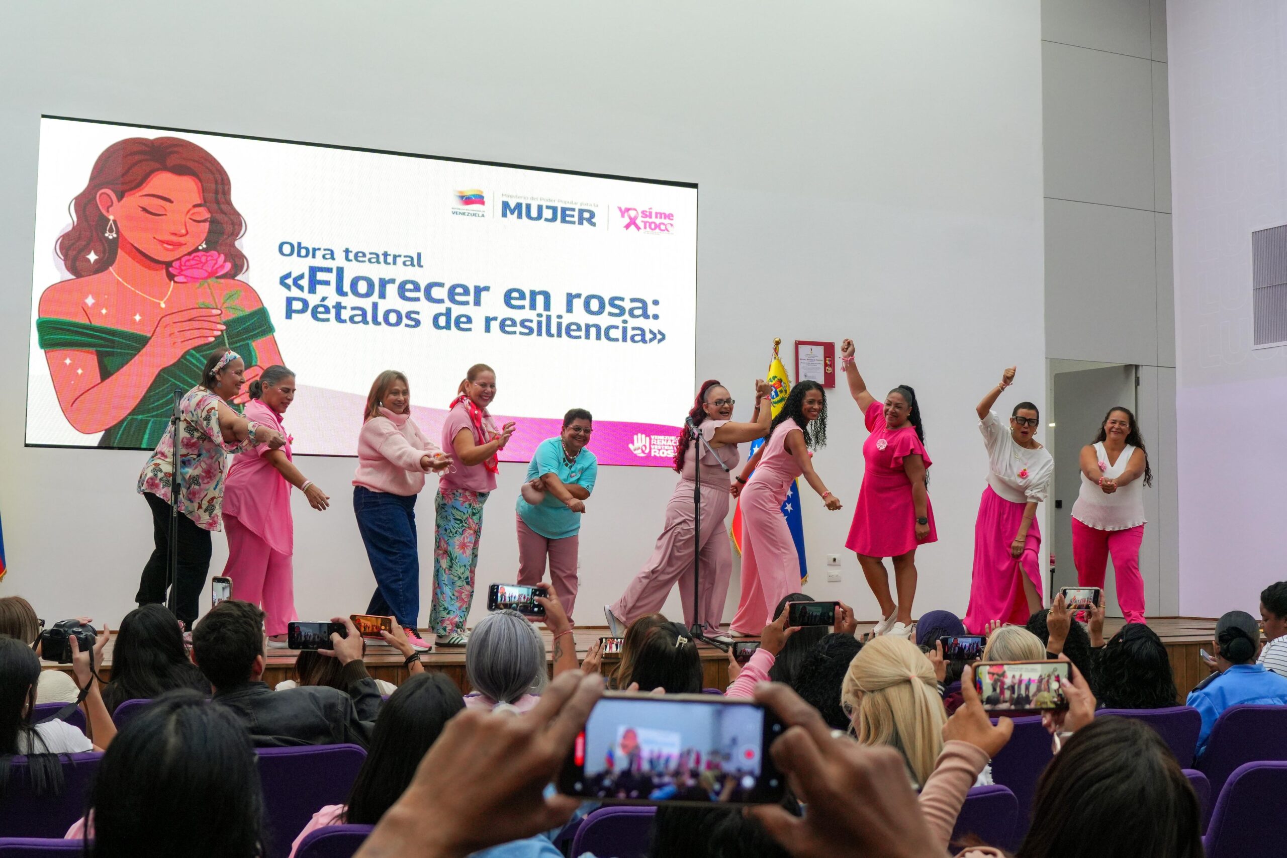 En este momento estás viendo MinMujer promueve la sensibilización sobre el cáncer de mama con la obra teatral «Florecer en rosa: Pétalos de resiliencia»