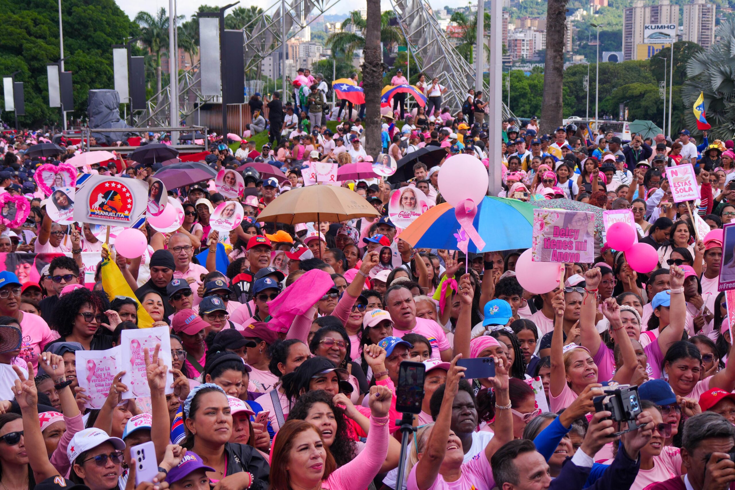 En este momento estás viendo Caracas se vistió de rosa: Mujeres venezolanas marchan por la salud, la prevención y la paz