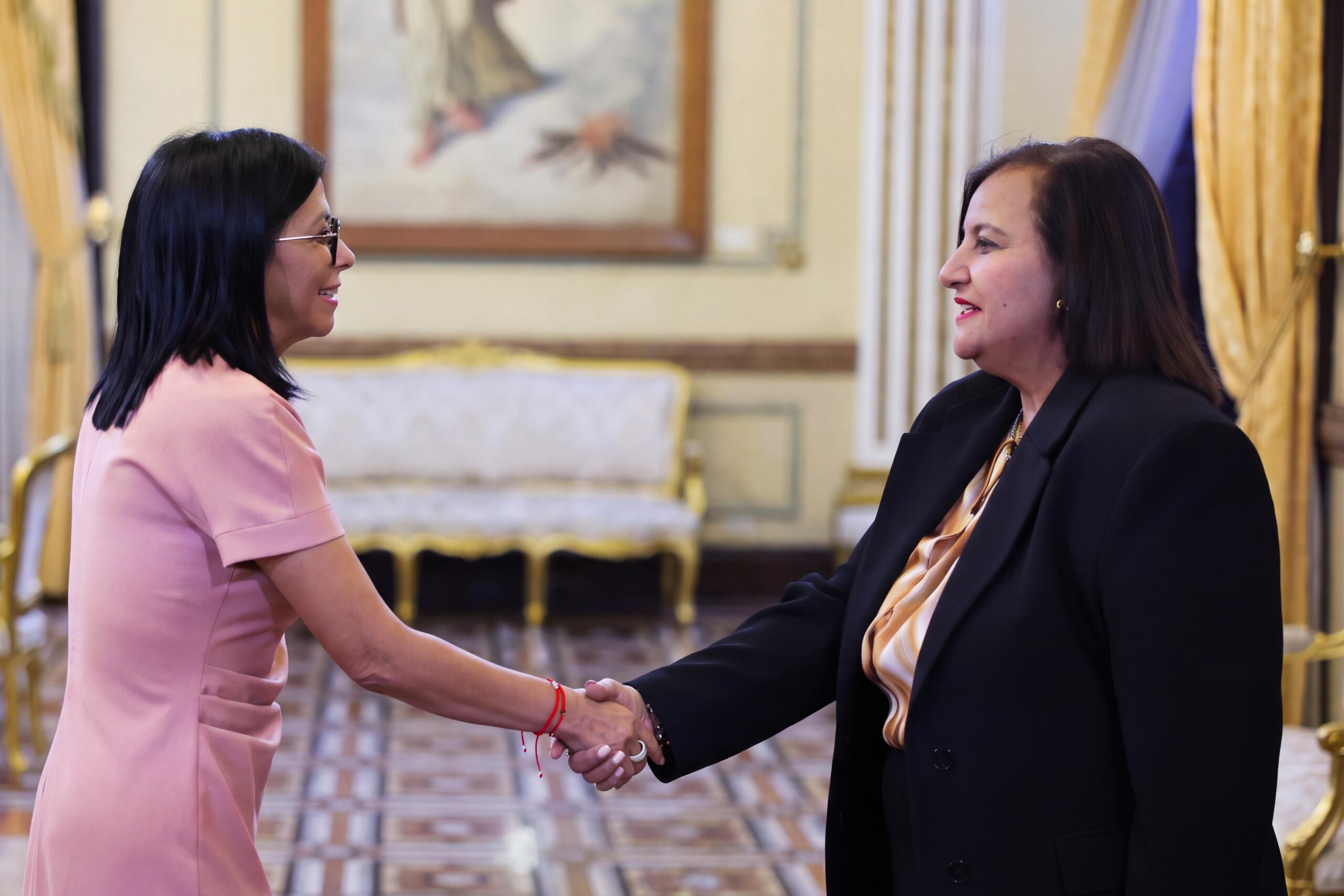 En este momento estás viendo Presidenta Delcy Rodríguez recibe en Miraflores a delegaciones del gobierno y de la Asamblea Nacional de 2015 para la mesa de diálogo
