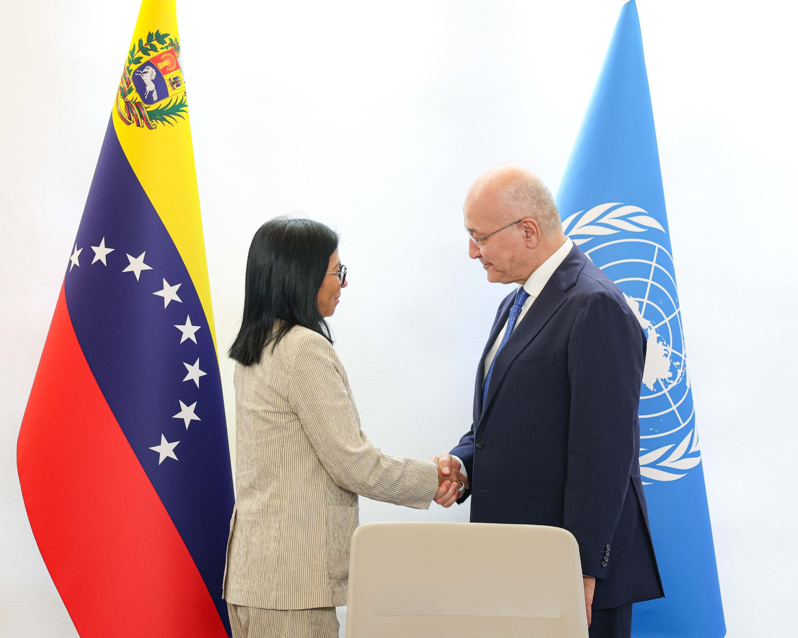 En este momento estás viendo Presidenta Delcy Rodríguez se reúne en Caracas con el máximo representante de ACNUR, Barham Salih